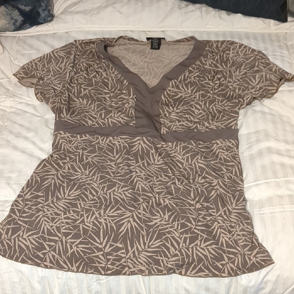 Multicolored Cap Sleeve Relaxed Blouse with Fitted Style